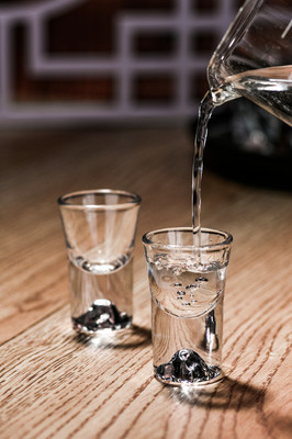 白酒杯里缺的不是酒，是那一口人生的从容